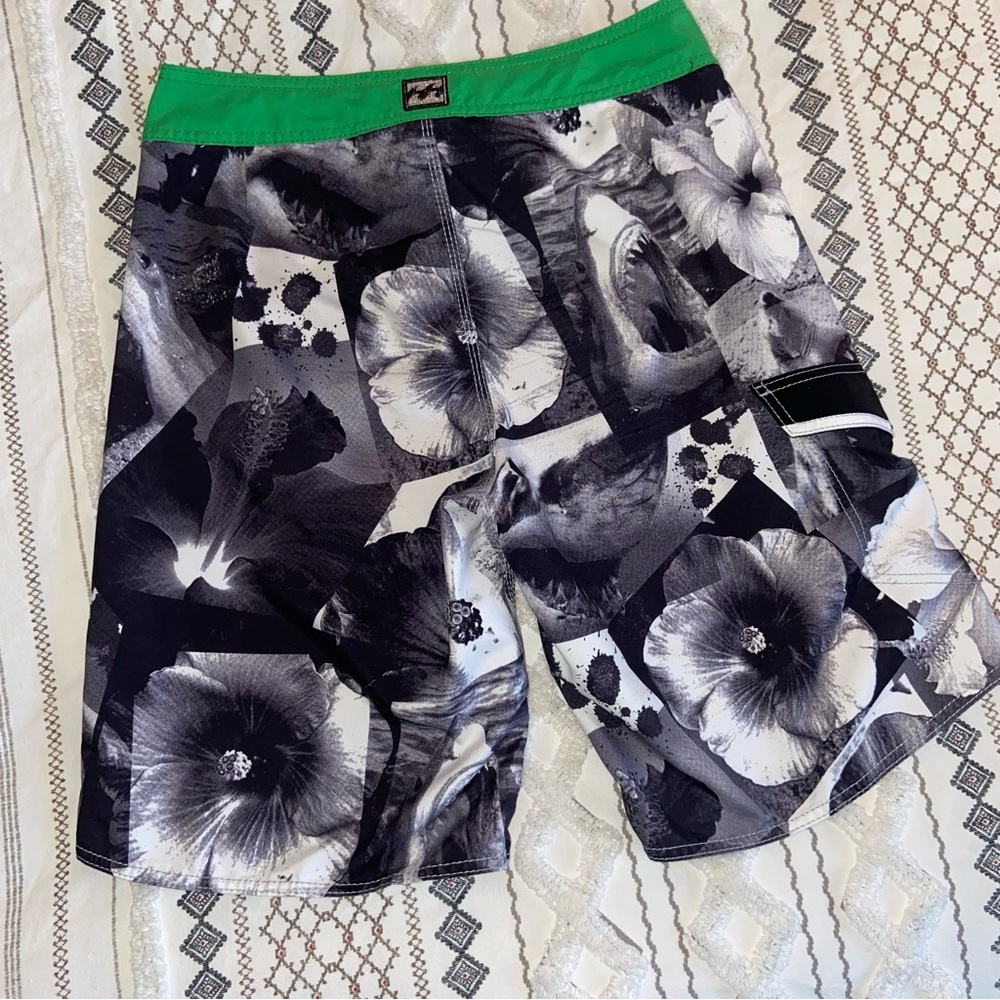 Billabong 20” board shorts - Picture 2 of 4